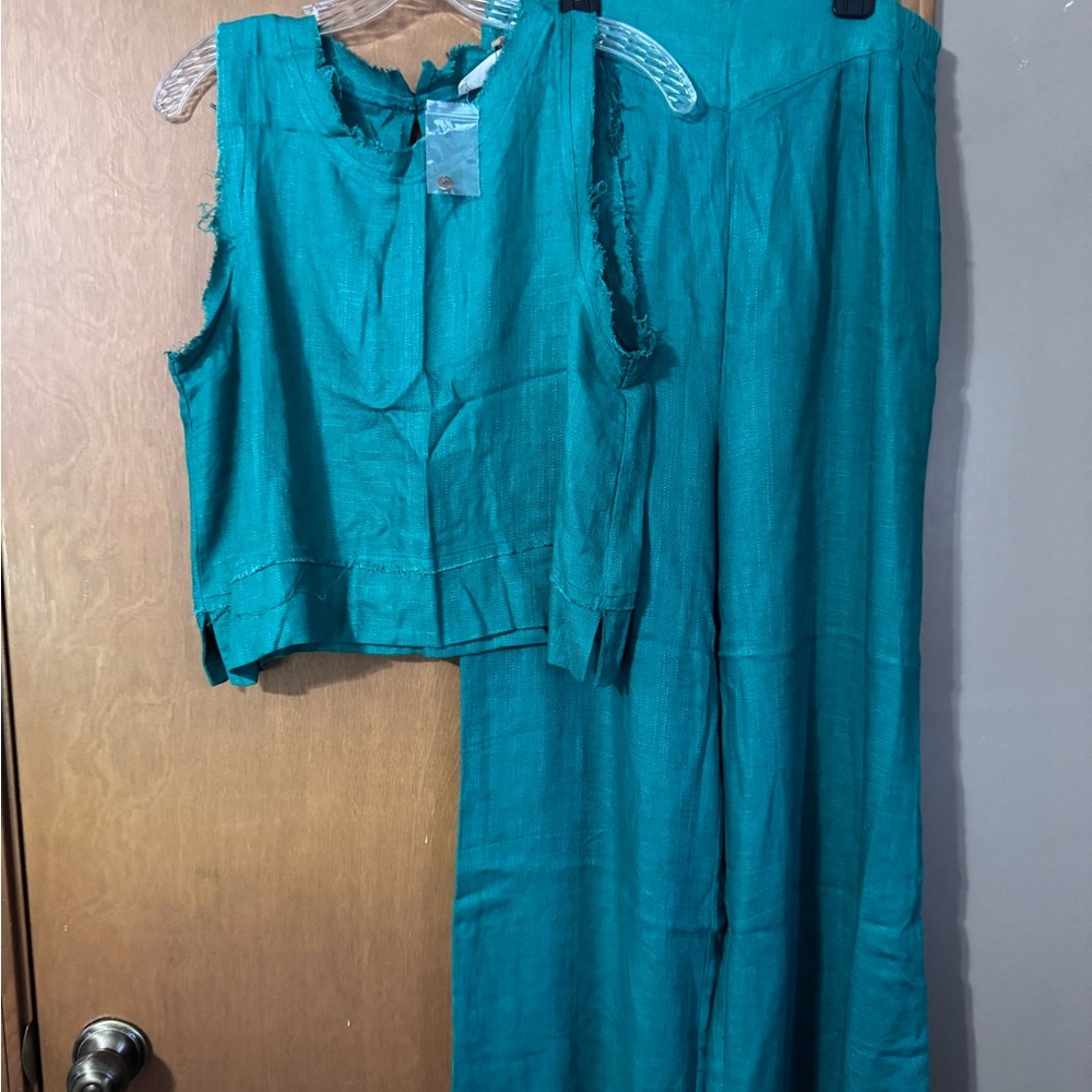New In boutique brand Kelly Green Sleeveless Top and Pants Set size L. BNWT